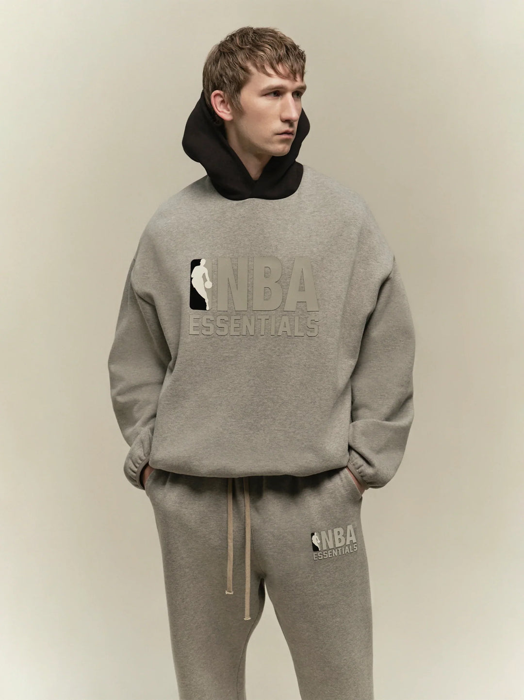 NBA Essentials グレー パーカーとパンツセット NBA x Essentials Hoodie – NBA Store Middle East - Kuwait